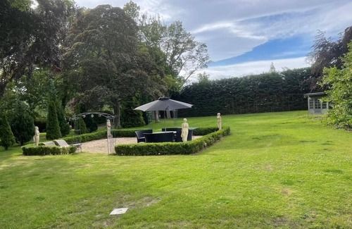 Longcroft House | Live like a King/Queen In The City (near Edinburgh Airport)