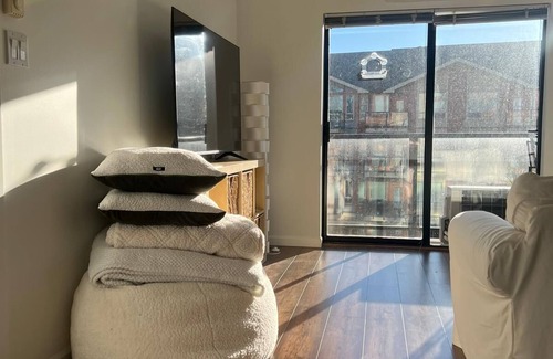 Langford Condo | Live like a tourist in Langford Downtown