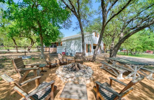 Dripping Springs House | Live Oak Lodge, Rustic Barndo w Dog (or Kid) Run!