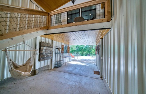 Dripping Springs House | Live Oak Lodge, Rustic Barndo w Dog (or Kid) Run!