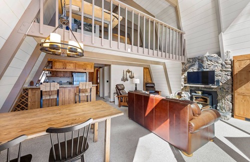 Crystal Bay House | Livin' on the Edge | Luxury With Hot Tub