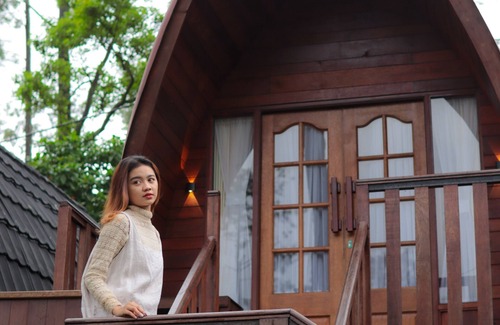 Pacet Cottage | Living in the forest With natural hot springs in a wooden house in the mountains