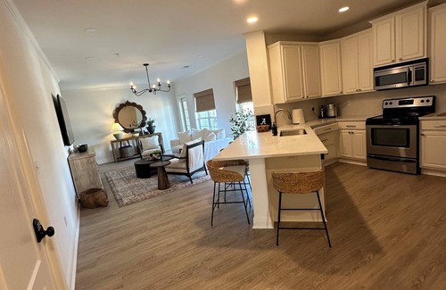 Tuscaloosa Condo | Living Legends Lodge in Houndstooth walk to Bryant-Denny stadium under 1 mile.