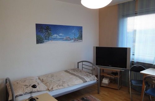 Wanheimerort Apartment | Living with a view of the Rhine - 2nd floor