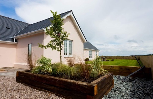 Dulas Cottage | LLIGWY BEACH COTTAGE, pet friendly, luxury holiday cottage in Moelfre