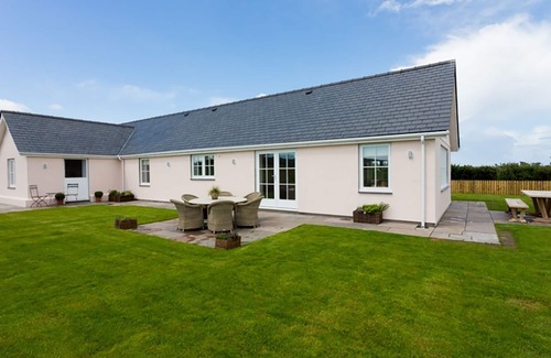 Dulas Cottage | LLIGWY BEACH COTTAGE, pet friendly, luxury holiday cottage in Moelfre