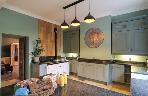 Llanwrtyd Wells Cottage | LLWYNDERW HALL, pet friendly, with open fire in Llanwrtyd Wells