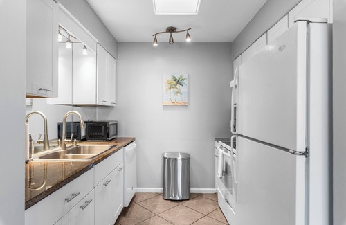 Whitfield House | Lobster Louie's Inn - Cozy 2/1 Mins from Beaches. Fenced yard. Pet Friendly.