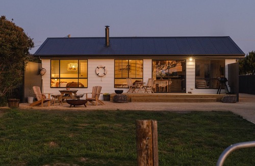 Coles Bay House | Lobster Pot Cabin, Beachfront Escape - Coles Bay