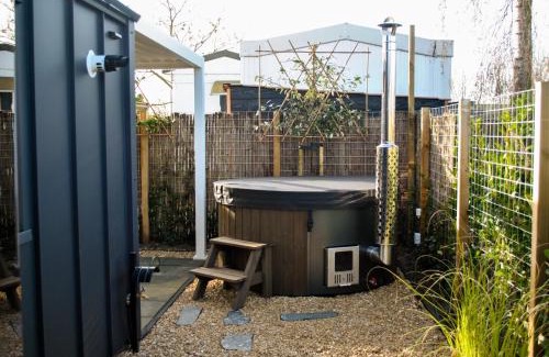Heinkenszand Apartment | Lobsters Lodge in Heinkenszand ' Wellness Accommodation with Wood-Fired Hottub, Private Sauna and Outdoor Shower ' Airco's ' Free Wifi ' Complimentary Bed linen and Towels
