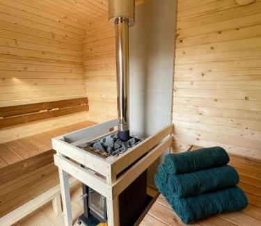 Heinkenszand Apartment | Lobsters Lodge in Heinkenszand ' Wellness Accommodation with Wood-Fired Hottub, Private Sauna and Outdoor Shower ' Airco's ' Free Wifi ' Complimentary Bed linen and Towels