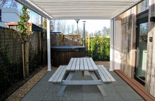 Heinkenszand Apartment | Lobsters Lodge in Heinkenszand ' Wellness Accommodation with Wood-Fired Hottub, Private Sauna and Outdoor Shower ' Airco's ' Free Wifi ' Complimentary Bed linen and Towels