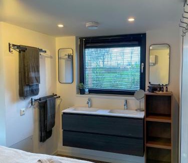 Heinkenszand Apartment | Lobsters Lodge in Heinkenszand ' Wellness Accommodation with Wood-Fired Hottub, Private Sauna and Outdoor Shower ' Airco's ' Free Wifi ' Complimentary Bed linen and Towels