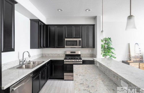Carson City House | Local 3BD/2.5BA - WiFi & Parking