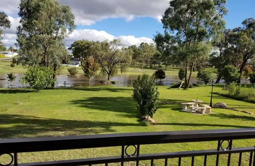 Stanthorpe Cottage | Located 10 minutes walk from the main street overlooking the local creek
