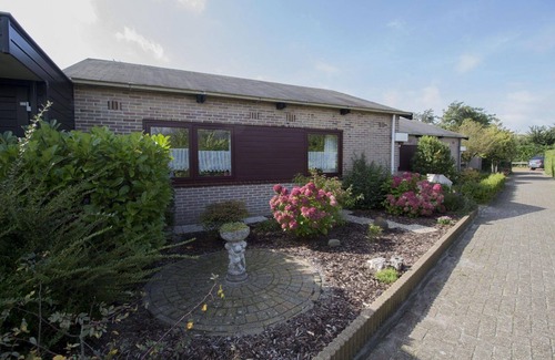 Sint Maartenszee House | Located directly opposite the beautiful dune area of Sint Maartenszee. 4 persons, 2 bedrooms, WLAN