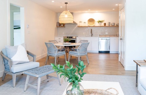 Kennebunk Apartment | Located in kennebunkport & Kennebunk's shopping & restaurant district.