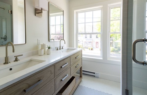 Kennebunk Apartment | Located in kennebunkport & Kennebunk's shopping & restaurant district.