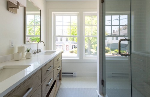 Kennebunk Apartment | Located in kennebunkport & Kennebunk's shopping & restaurant district.