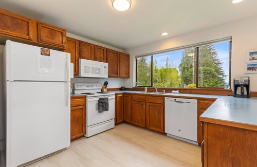 Langley House | Located in the downtown "Edmonds Bowl", walkable to all the best shops and restaurants