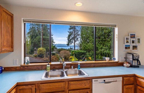 Langley House | Located in the downtown "Edmonds Bowl", walkable to all the best shops and restaurants