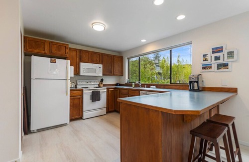 Langley House | Located in the downtown "Edmonds Bowl", walkable to all the best shops and restaurants