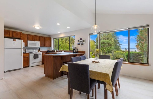 Langley House | Located in the downtown "Edmonds Bowl", walkable to all the best shops and restaurants