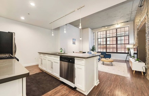 Cultural District Apartment | Located in the heart of the lively Cultural District, our spacious and stylish loft offers both elegance and convenience. Enjoy modern luxury just a brief drive from the energy of Steelers Stadium.