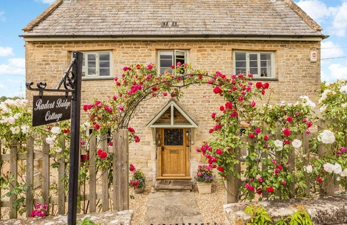Bampton Cottage | Located in the rural hamlet of Radcot, Oxfordshire, Radcot Bridge Cottage