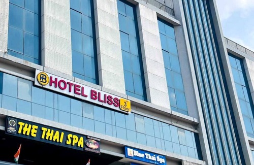 Ahmedabad Hotel | Located near Market area, easy to reach airport and railway station from hotel.