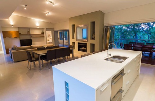 Wilyabrup House | Located on the exclusive Flutes/Brookland Valley Vineyard property