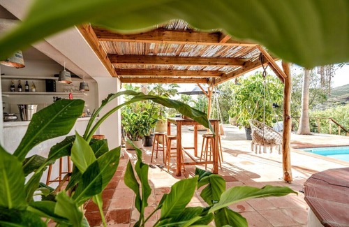 Silves Villa | Located on the river Arade just outside the historic centre of Silves