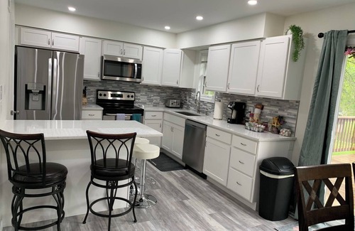 Elizabethtown House | Located right at the center of Elizabethtown , Lancaster, York and Hershey park.