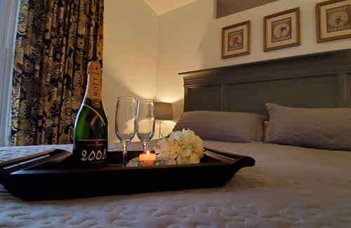 Niagara Falls Apartment | Located within walking distance from the Famous Niagara Falls and the atractions