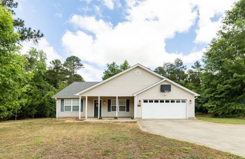 Duncan House | Location, Convenience, Comfort! Spacious home in a quite neighborhood, near GSP