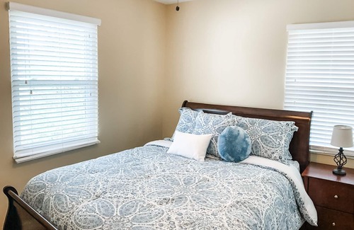 Oxford House | Location, location, location! In Oxford's Mile Square! 4 Bed/2 Bath Townhouse