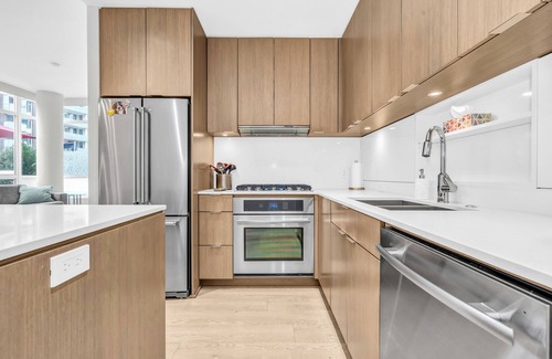 West Side House | Location! Modern Urban Oasis with Premium King Size Beds and a Home Office