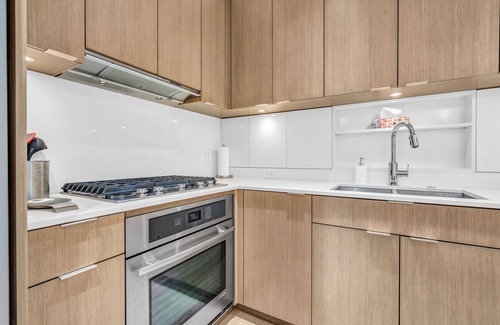 West Side House | Location! Modern Urban Oasis with Premium King Size Beds and a Home Office