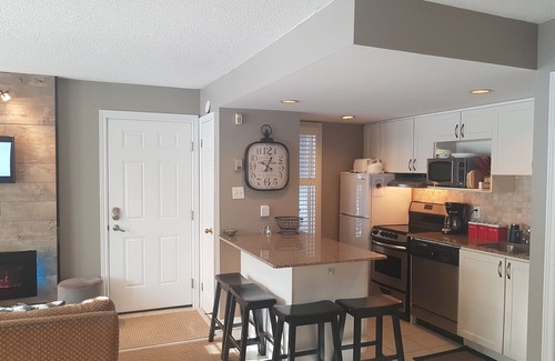 Craigleith Condo | Location! One Bedroom Condo w/Mountain View, Full Kitchen, 2 Creekside Decks