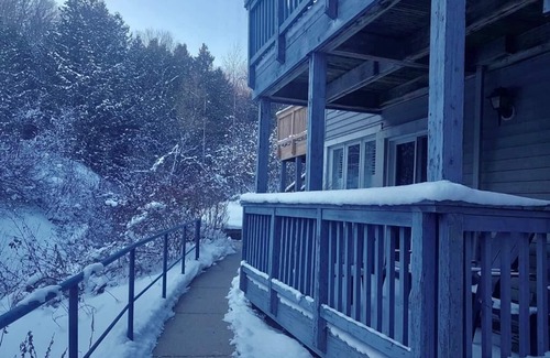 Craigleith Condo | Location! One Bedroom Condo w/Mountain View, Full Kitchen, 2 Creekside Decks