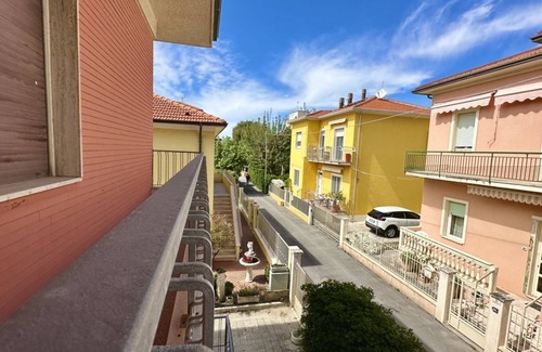 Senigallia Apartment | Location: privileged position, 30 meters from the sea, with large external court