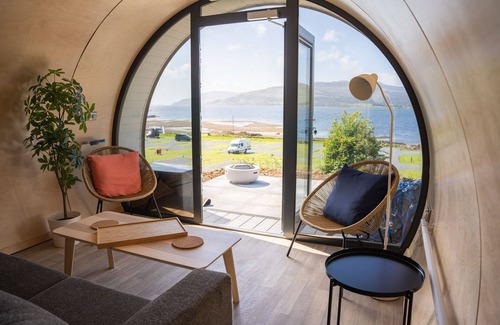 Calgary Cabin | Loch Beg - sleeps 4 guests in 1 bedroom