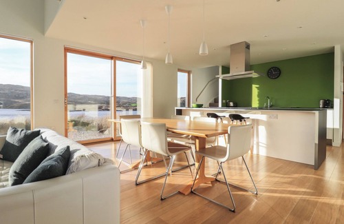 Ardroil Cottage | LOCH VIEW, family friendly, character holiday cottage in Bernera