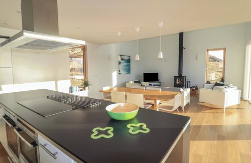 Ardroil Cottage | LOCH VIEW, family friendly, character holiday cottage in Bernera