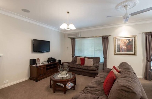 Mount Panorama Cottage | LOCHINVAR/Maple Cottage is a hidden gem