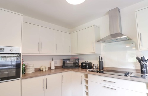 Spean Bridge Cottage | LOCHSIDE, 1 THE CORRIES, family friendly in Spean Bridge