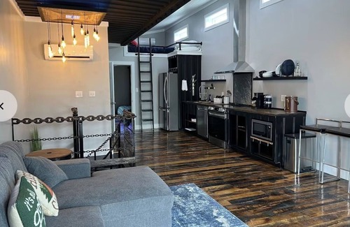 Lancaster Apartment | Lockridge Park - Loft unit that sleeps 6 with full kitchen, bathroom, hot tub and washer and dryer.