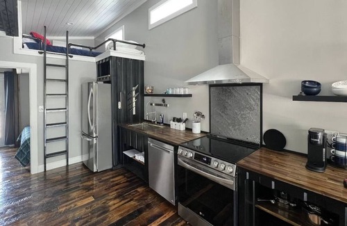 Lancaster Apartment | Lockridge Park - Loft unit that sleeps 6 with full kitchen, bathroom, hot tub and washer and dryer.