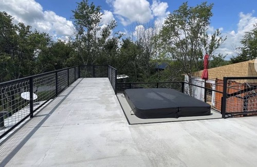 Lancaster Apartment | Lockridge Park - Loft unit that sleeps 6 with full kitchen, bathroom, hot tub and washer and dryer.