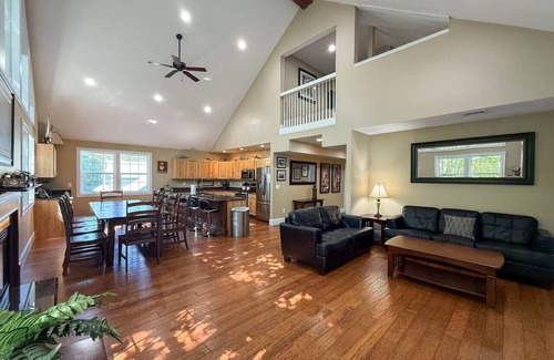 North Conway House | Locust Lodge #1 | 26 Beds, Sleeps 42, HotTub, Pool